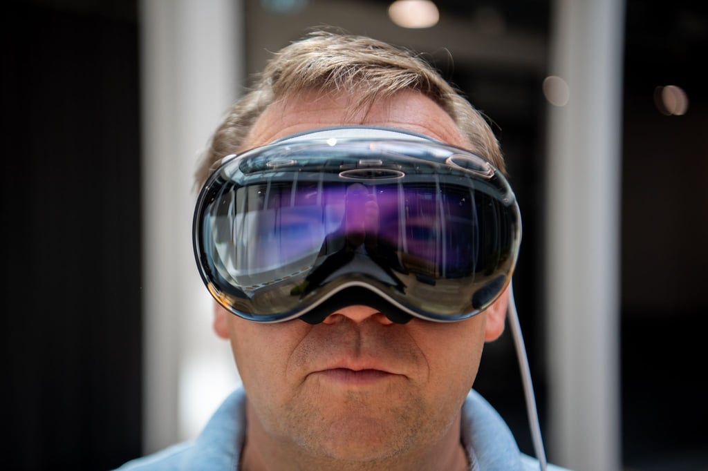 Wenn die Vision Pro andere Menschen in der Nähe erkennt, zeigt sie die Augenpartie der Träger an, samt Blinzeln. Das soll die Technologie menschlicher machen.