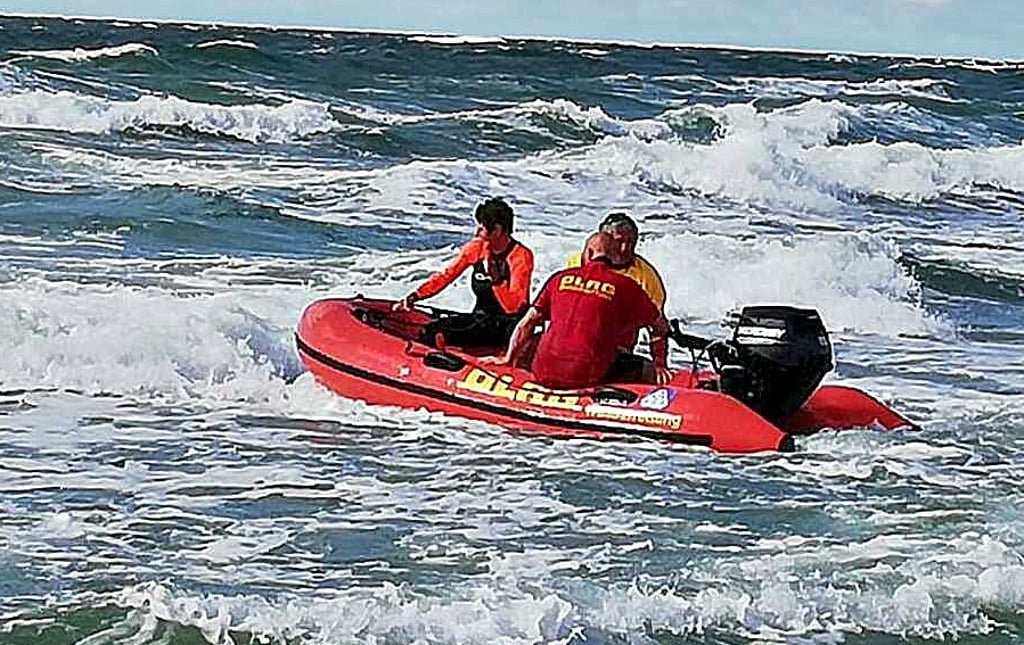 Siegfried Jackowicz (gelbes Hemd) startet mit den anderen Rettungsschwimmern zum Einsatz.