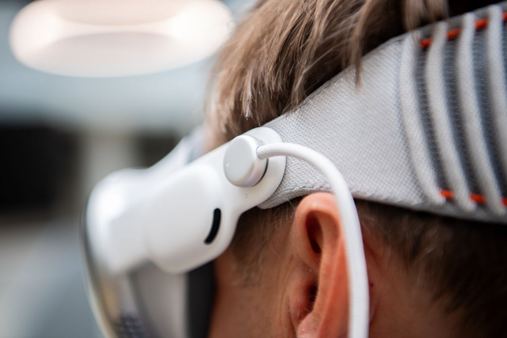 Damit die Brille leichter auf dem Kopf sitzt, hat Apple den Akku ausgelagert. Hier ist die Anschlussstelle zu sehen. Links daneben sitzt einer der beiden Lautsprecher.
