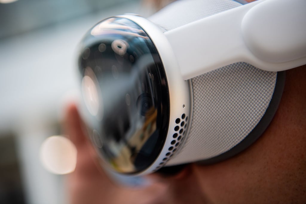 Die Vision Pro erinnert äußerlich ein wenig an eine Skibrille mit Aluminium-Rahmen.