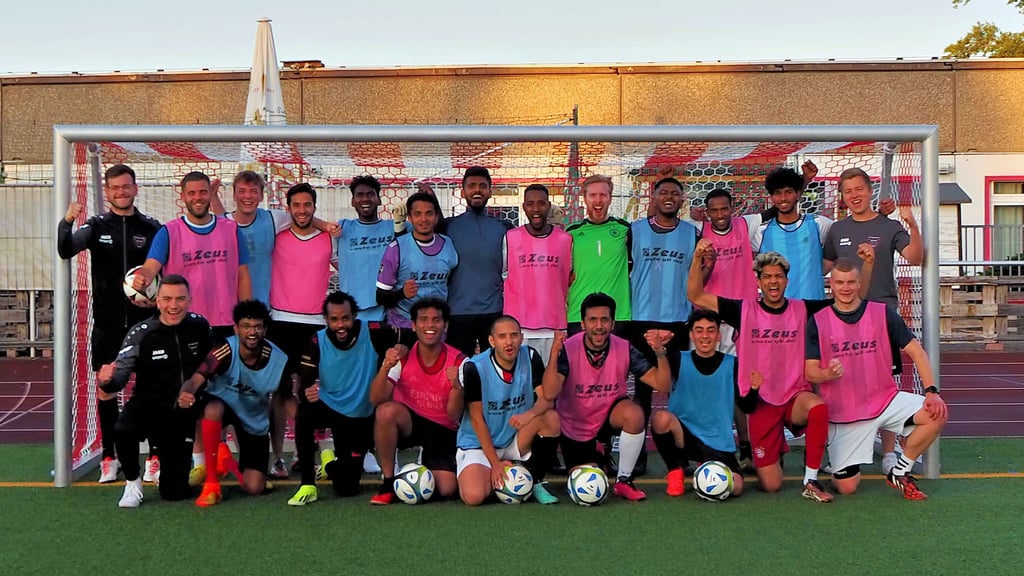 Der junge Verein FC International trainiert zweimal die Woche. Auch in der Sommerpause kommen die Spieler aus aller Welt regelmäßig auf den Platz.