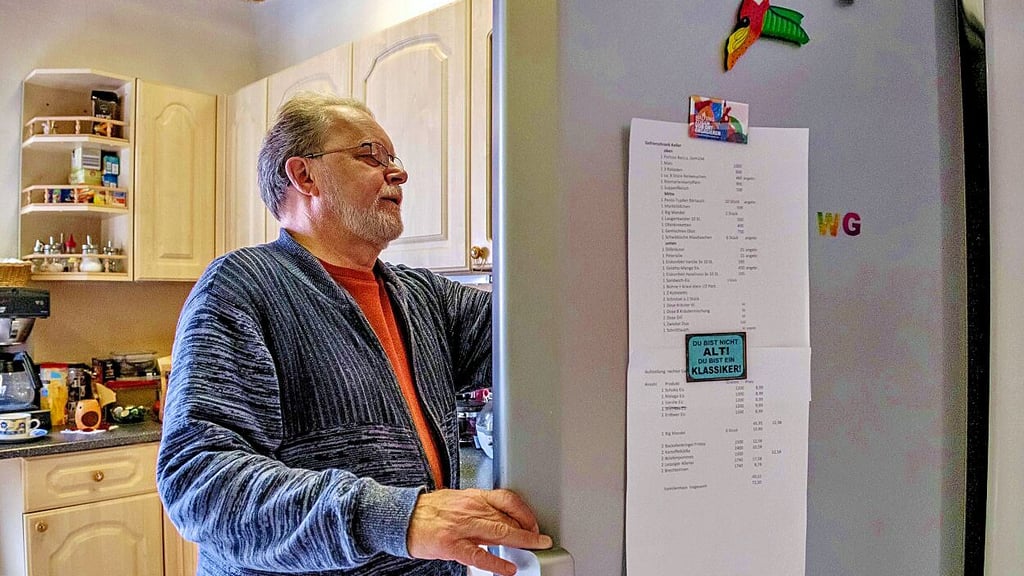 Wolfgang Eick in der Gemeinschaftsküche im Familienhaus: Der Mitbewohner der WG „Evergreen“ kocht gern mal.