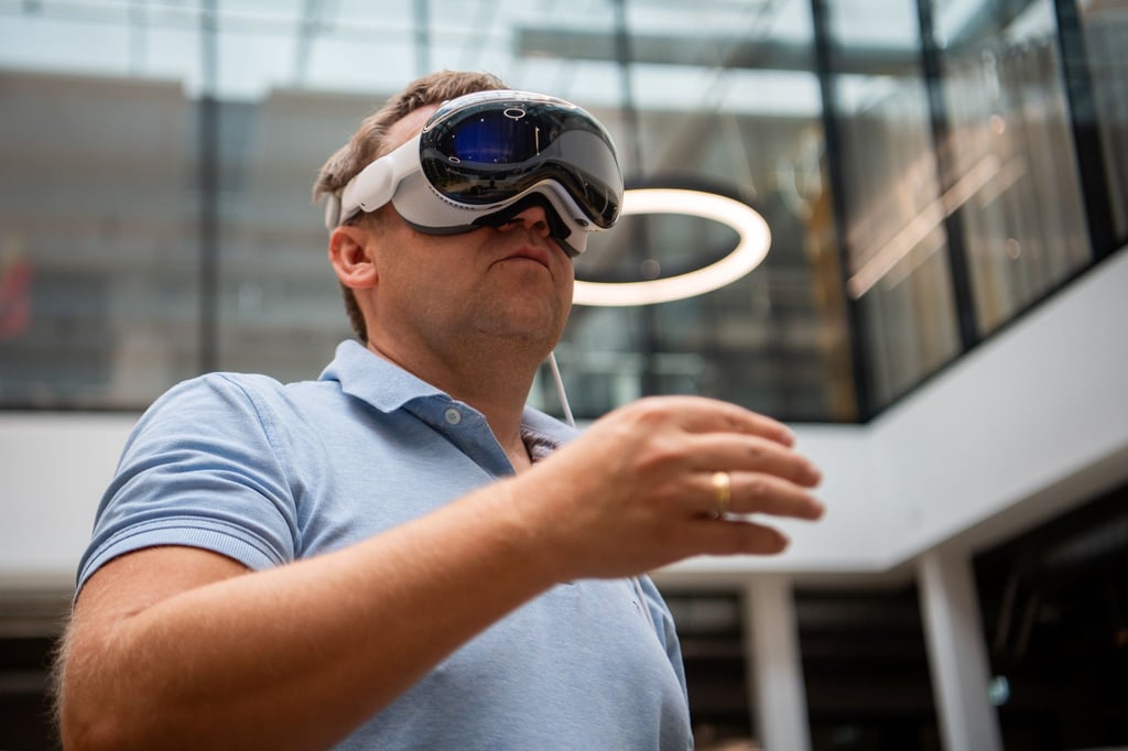Daumen und Zeigefinger zusammenzubringen, hat bei der Nutzung der Vision Pro den Effekt eines Mausklicks. Der Blick steuert dabei sozusagen den Cursor.