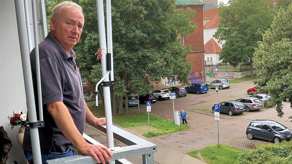 Peter Nowak auf dem Balkon seiner Wohnung