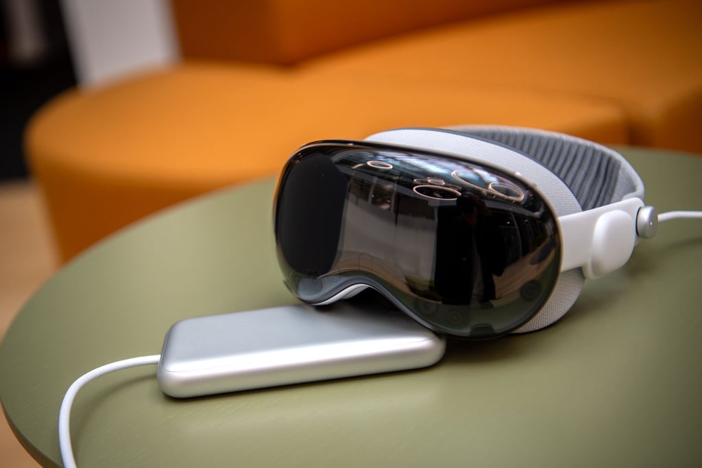 Der externe Akku der Vision Pro steckt auch in einem Aluminium-Gehäuse und ist per Kabel verbunden.
