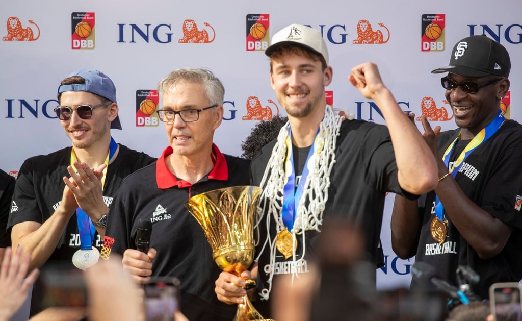 Den deutschen Basketball-Weltmeistern wird die höchste deutsche Sport-Auszeichnung zuteil.