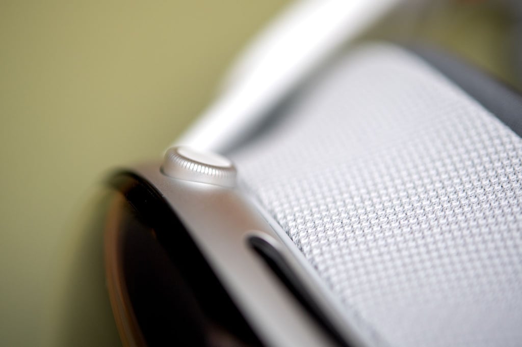 Die digitale Krone - ähnlich wie bei der Apple Watch - spielt eine zentrale Rolle bei der Steuerung der Vision Pro. Ein Druck auf sie zeigt die App-Symbole an, durch Drehen wird die reale Umgebung nach und nach durch virtuelle Welten ersetzt.