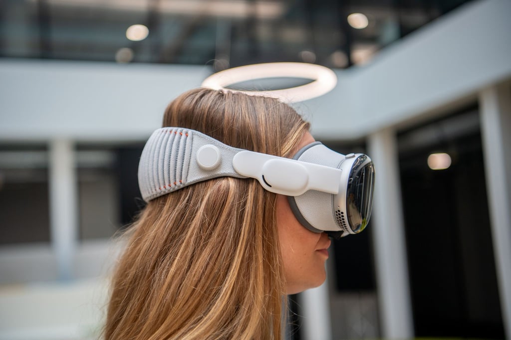 So sitzt die Vision Pro auf dem Kopf. Das Band kann mit Hilfe des Drehreglers fester gemacht werden.