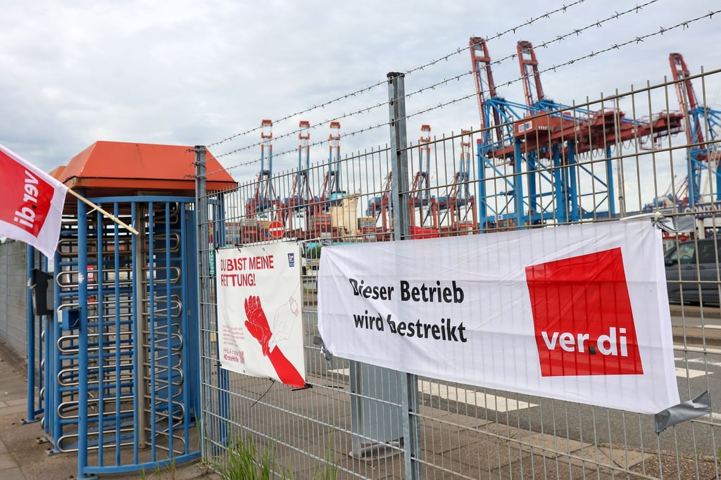 Der Zentralverband der deutschen Seehafenbetriebe bot zuletzt zum 1. Juni eine Lohnerhöhung um 2,5 Prozent, mindestens aber 60 Cent mehr pro Stunde an.