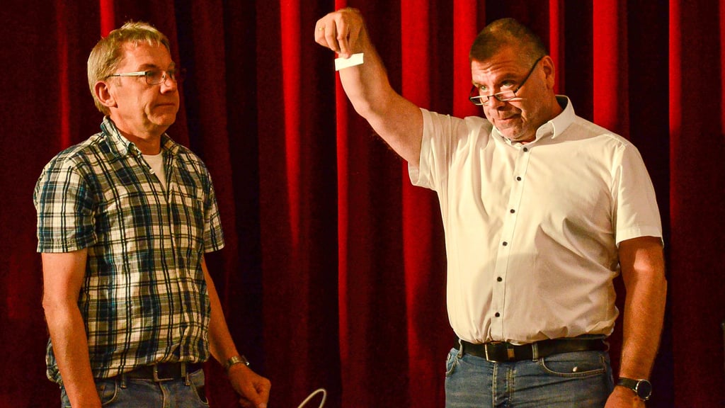 Verwaltungsmitarbeiter Peter Lieske (links) führt mit dem wiedergewählten Stadtratsvorsitzenden Marko Alex (CDU) ein Losverfahren für die Entsendung der Stadtrats- Vertreter in die Verbandsversammlung des Unterhaltungsverbandes Aller durch.