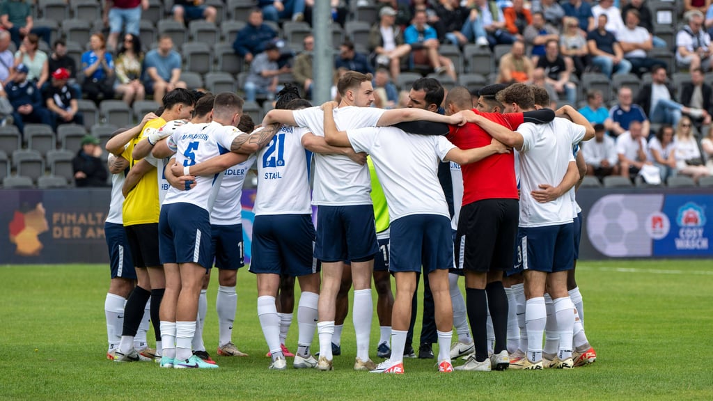 Die Mannschaft von TuS Makkabi Berlin, hier vor dem Landespokalfinale 2024 im Hans-Zoschke-Stadion,.
