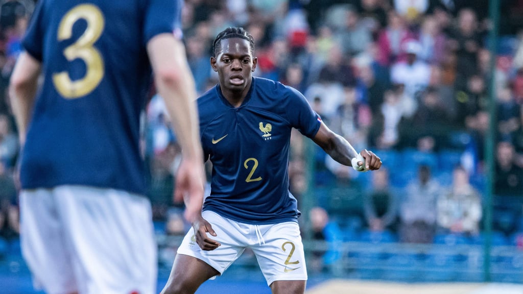 Castello Lukeba hier bei einem Spiel für Frankreich.