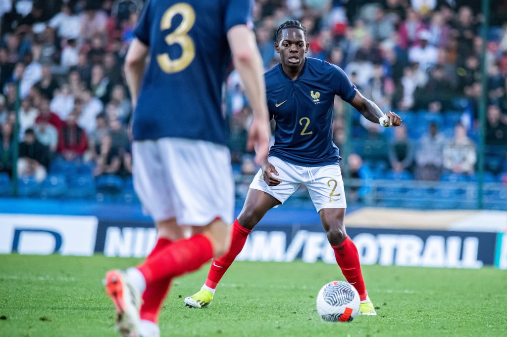 Castello Lukeba hier bei einem Spiel für Frankreich.