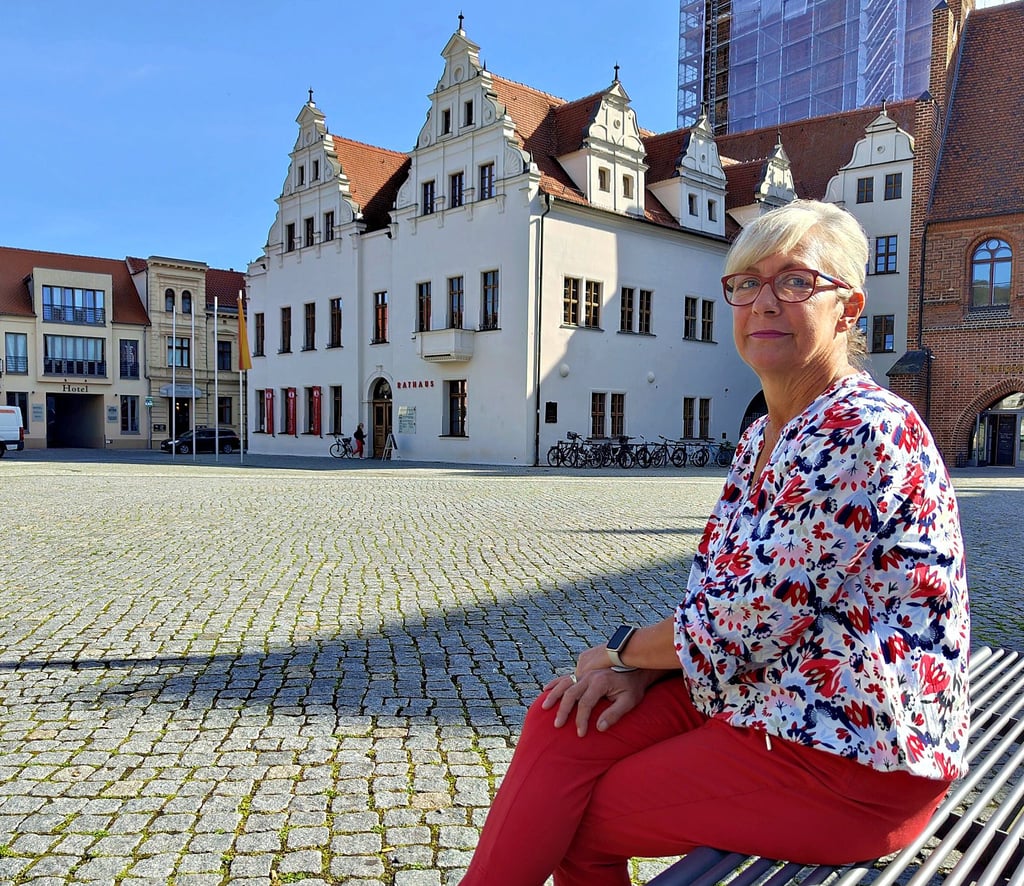 Ina Krüger vor dem Rathaus in Stendal. Im Stadtzentrum vermisst sie die Blumen.