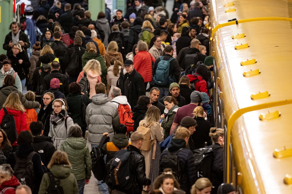 Die Berliner U-Bahnlinien U1 und U3 bleiben weiter überfüllt. Die neuen Züge verspäten sich ein ganzes Stück. (Archivbild)
