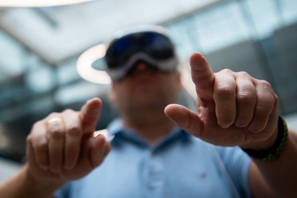 So sieht es aus, wenn man die virtuelle Tastatur der Vision Pro nutzt. In der Brille sieht man, wie sich der Knopf verändert, wenn man ihn drückt, dazu gibt es auch einen Klick-Sound.