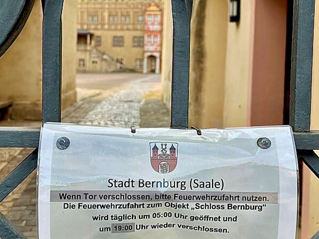 Der Schlosshof in Bernburg ist abends verschlossen.