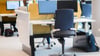 Rückenlehne frei pendeln lassen und Sitzposition variieren: Dynamisches Sitzen und regelmäßige Bewegung im Büroalltag helfen, Beschwerden vorzubeugen.