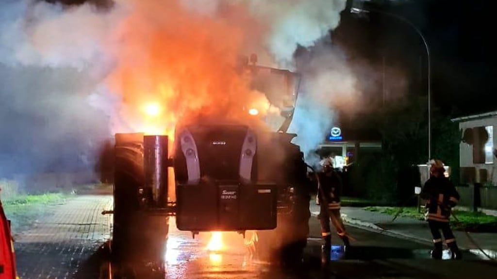 Calvörder Feuerwehrleute löschen das brennende Fahrzeug.