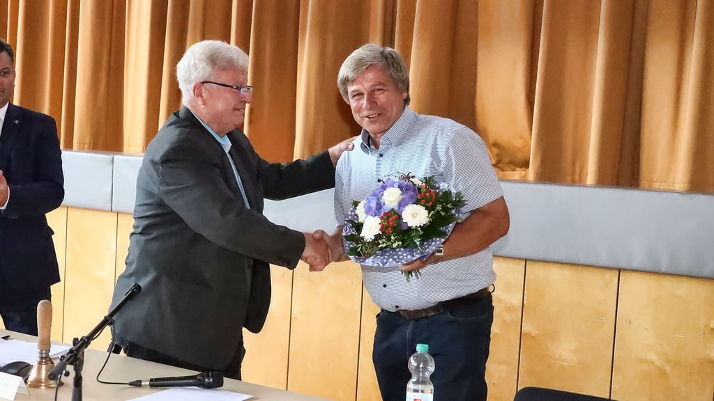 Bernd Hartwig aus Gerbstedt (rechts) wurde zum Kreistagsvorsitzenden gewählt. Harald Kayser (AfD) gratuliert.