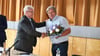 Bernd Hartwig aus Gerbstedt (rechts) wurde zum Kreistagsvorsitzenden gewählt. Harald Kayser (AfD) gratuliert.