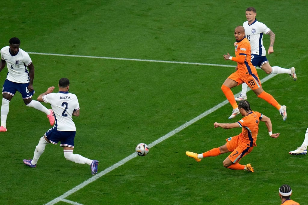 Xavi Simons brachte die Niederlande sehenswert in Führung.