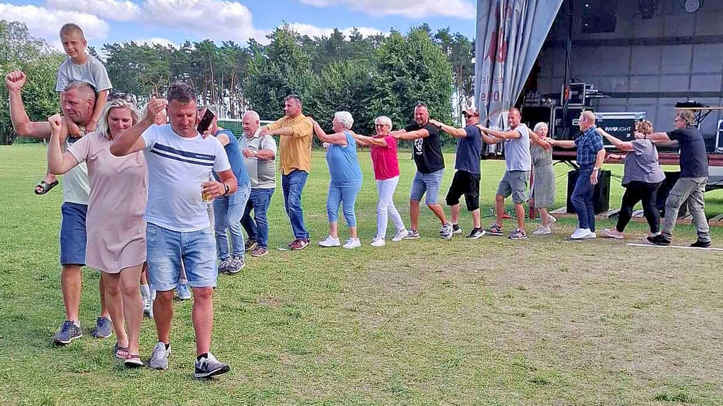 Die Kathendorfer haben ihr Wiesenfest auch mit einer Polonaise gefeiert.
