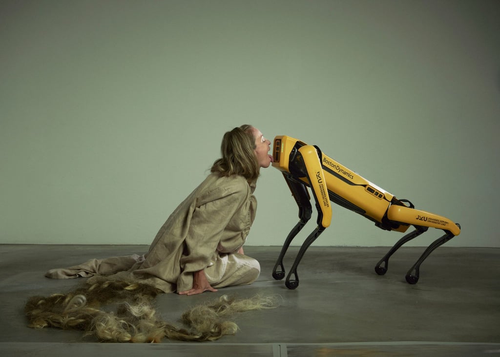 Europas größtes Festival für zeitgenössischen Tanz widmet sich in diesem Jahr brennenden aktuellen Themen. Hier leckt die österreichische Künstlerin Silke Grabinger an einem Roboterhund.