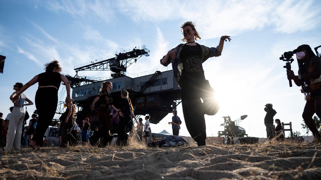 Viele Jahre tanzten Melt-Fans zwischen Tagebaubaggern. Nun findet das Festival ein letzten Mal statt.