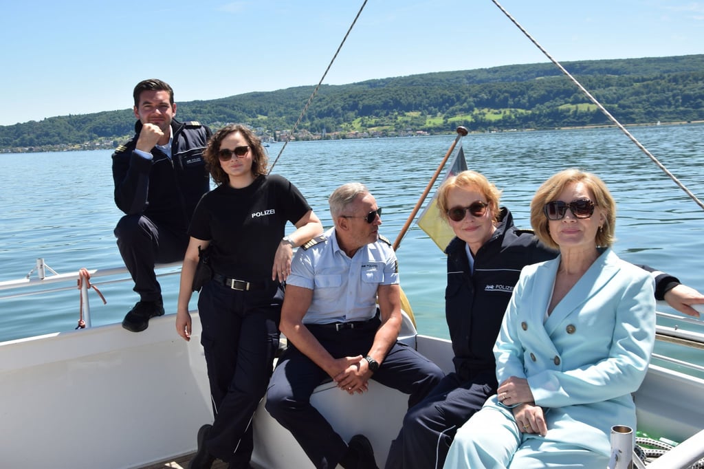 Idylle am Wasser, gestört durch eine Mückenplage: Die Schauspieler Max König (l-r), Wendy Güntensperger, Tim Wilde, Floriane Daniel und Marion Mitterhammer bei den Dreharbeiten zur ARD-Vorabendserie „WaPo Bodensee“.