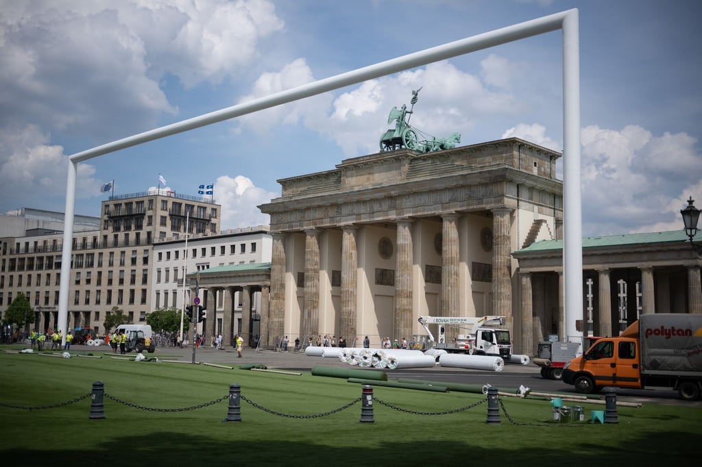 Das riesige Fußballtor von der Berliner EM-Fanmeile steht zum Verkauf.