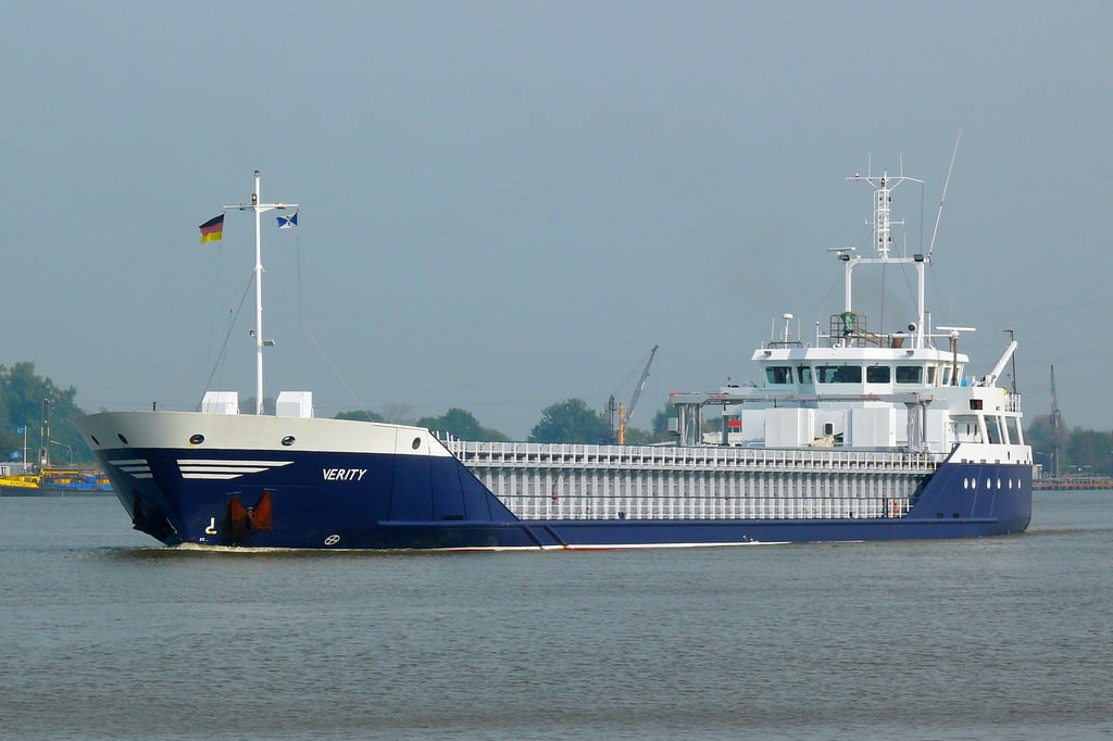 Der erste Schritt der Bergearbeiten, das Abpumpen der Gefahrstoffe aus den Tanks des Schiffes, ist inzwischen abgeschlossen worden. (Archivbild)
