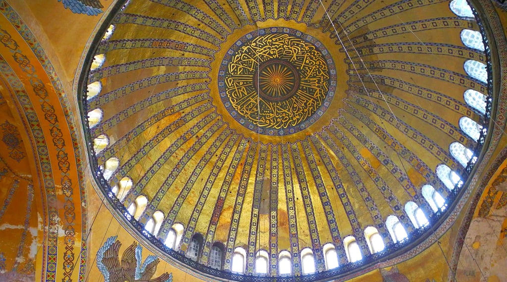 Die rieisge, scheinbar schwebende Kuppel der Hagia Sophia zählt zu den größten Bauleistungen der Spätantike. Unter dem bemalten Putz der Kuppel vermuten Kunsthistoriker eine Darstellung des Christus Pantakrator – Christus als Weltenherrscher. Eine Überprüfung dieser Theorie ist nicht gestattet.