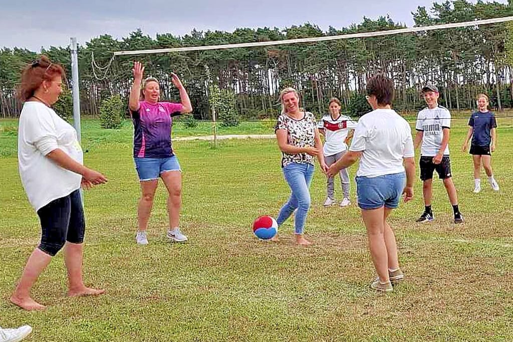 Beim Volleyballturnier kam der Spaß nicht zu kurz. Insgesamt sechs Mannschaften aus Kathendorf, Rätzlingen und Breitenrode traten an.
