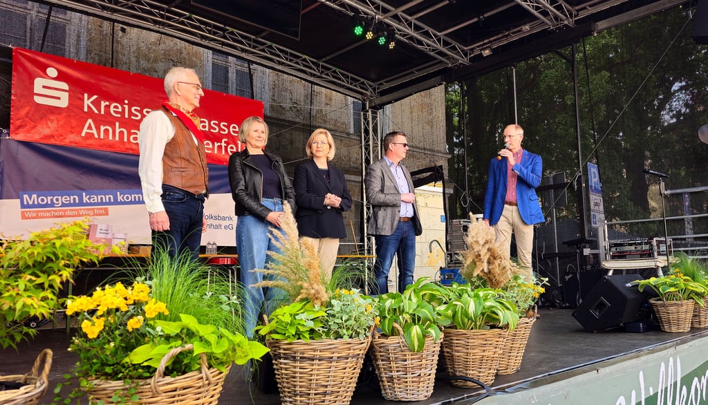 Moderator Lutz Köcher, Andreas Solbrig, Stadträtin Silke Hövelmann, Vereinsvorsitzender Marco Paul und Andreas Dittmann bei der Eröffnung des Spargelfestes. Wie es nun weiter gehen wird, mit den beiden Festen und der Lotterie, dass ist noch unklar.