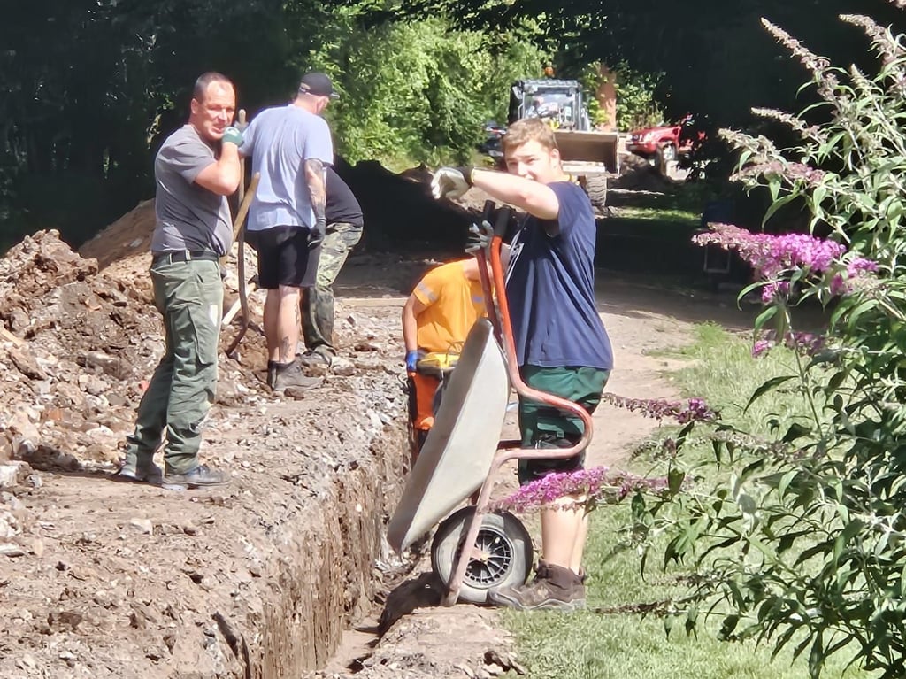 Vereinsmitglieder und Helfer haben die Trinkwasserleitung zum Anglerheim in Roßla selbst gebaut.