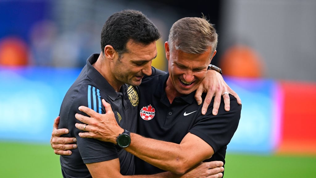 Argentiniens Trainer Lionel Scaloni (l.) und Ex-RB-Coach Jesse Marsch.