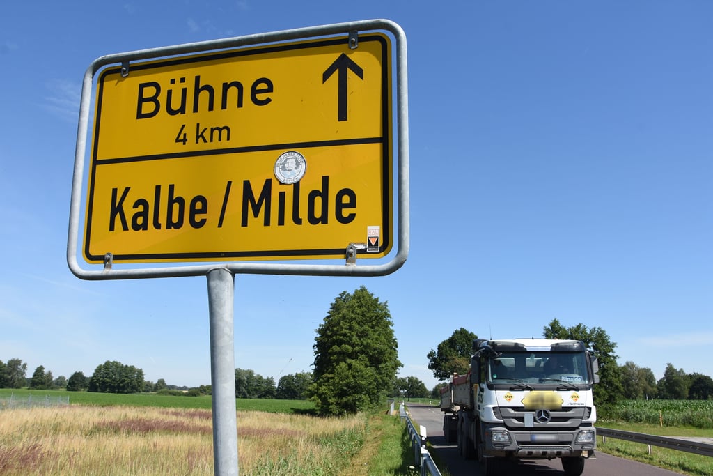 Die Straße zwischen Kalbe und Bühne wird auch von zahlreichen Lastern passiert, nicht zuletzt wegen der nahen Kiesgrube.