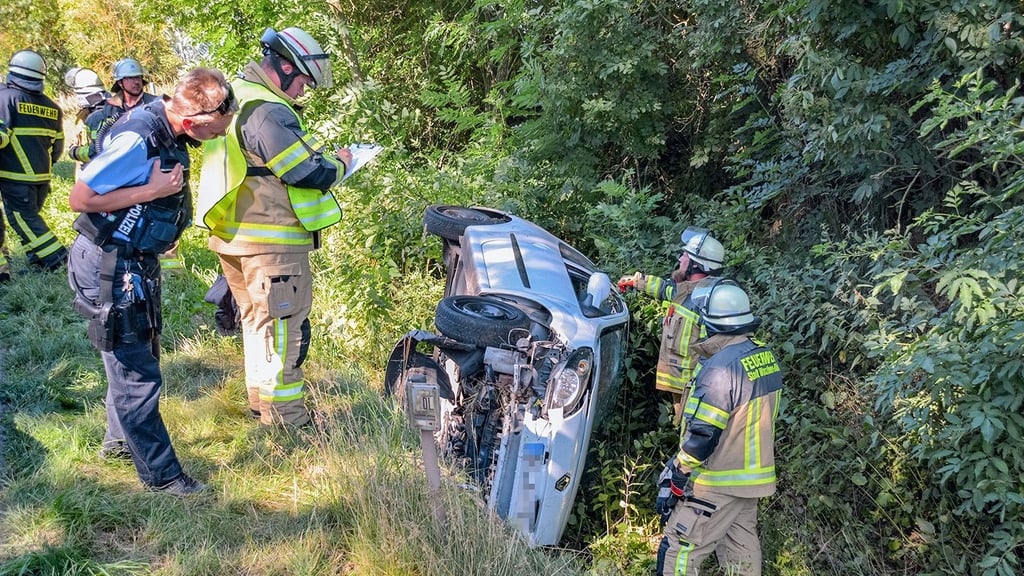 Die Wehrleute sichern das verunfallte Fahrzeug.