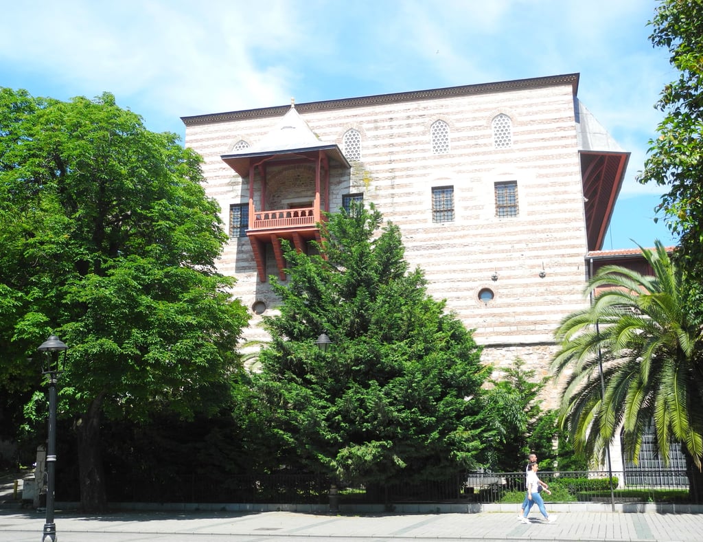 Der Balkon des Großwesirs an einem Haus am ehemaligen Hippodrom in Istanbul.