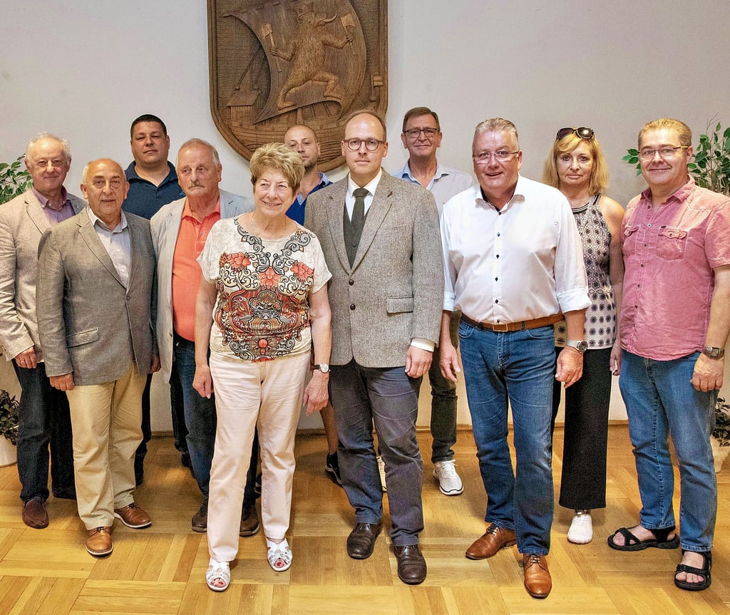 Laurens Nothdurft (5.v.r.) ist der neue Ortsbürgermeister in Roßlau, Christa Müller (5.v.l.) und Jörn von der Heydt (3.v.r.) sind seine beiden Stellvertreter im insgesamt elfköpfigen Roßlauer Ortschaftsrat.