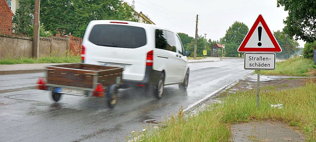 Die Straße durch Farsleben hat Unebenheiten und Löcher.