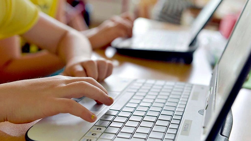 Der Digitalpakt soll den Schulen helfen, auch online arbeiten zu können.