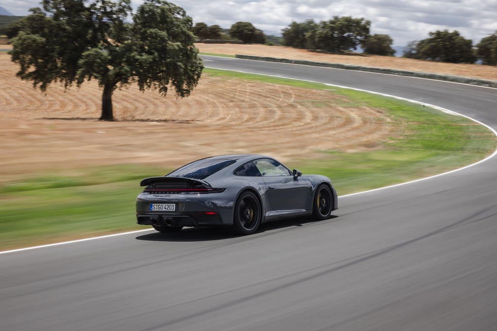 Der überarbeitete Elfer kommt im Spätsommer auf den Markt - der 911 GTS ist dabei der erste Hybrid in der Modellgeschichte.