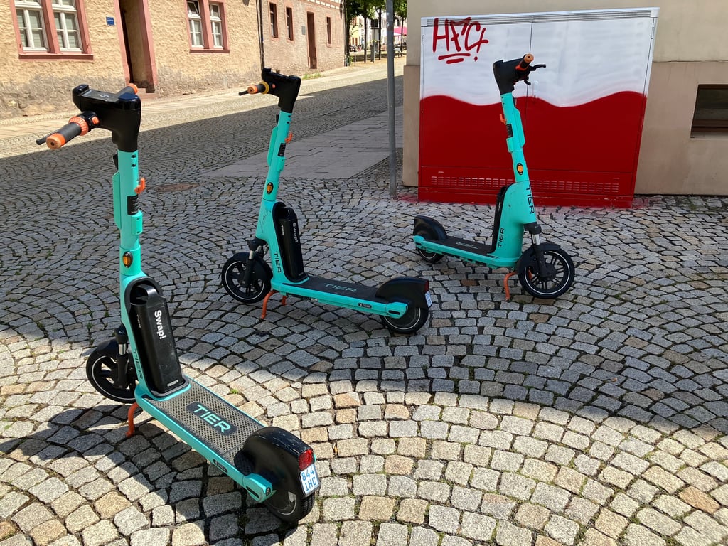 Drei unbekannte E-Scooter in Sangerhausen