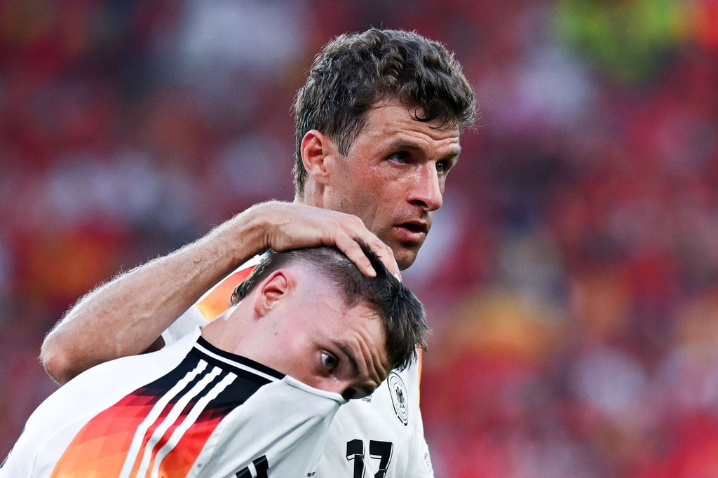 Thomas Müller tröstet Florian Wirtz nach dem EM-Aus.