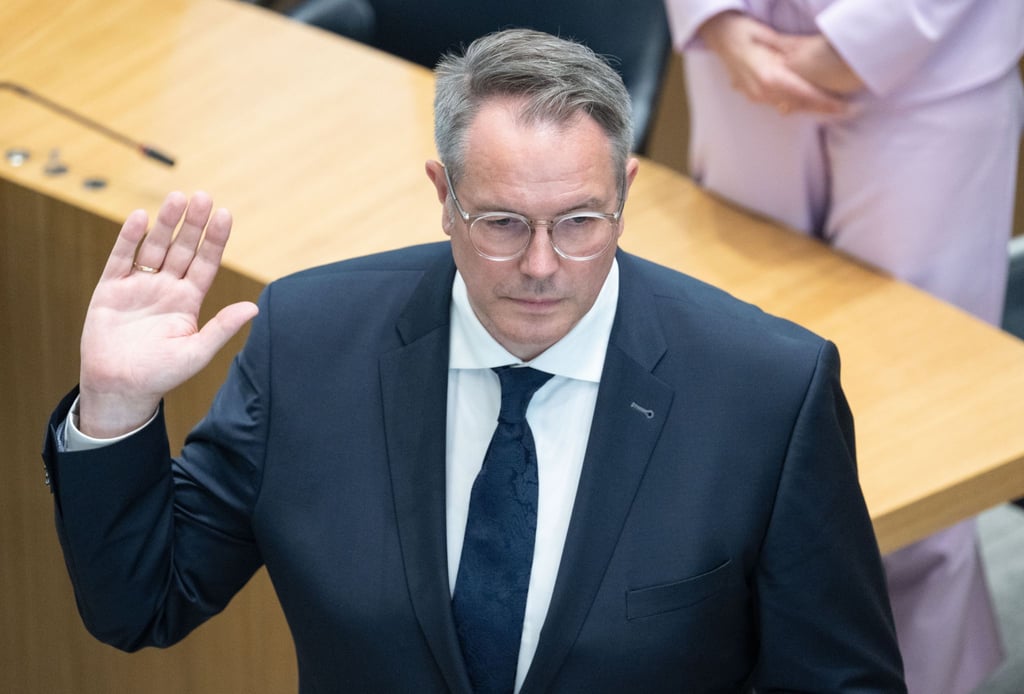 Alexander Schweitzer wird als Ministerpräsident von Rheinland-Pfalz vereidigt.