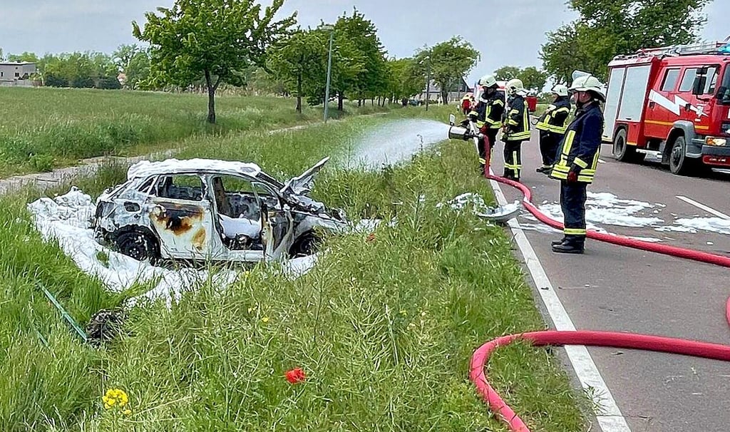Kameraden der Feuerwehr Osternienburg löschen den VW Polo im Graben der B187a zwischen Osternienburg und Pißdorf.