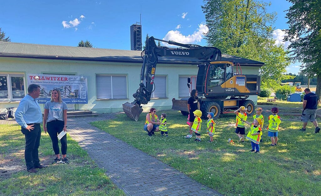 Bürgermeister Marcel Schneider und Kita-Leiterin Tina Krause (beide links im Bild) freuten sich mit den Kindern über den ersten Spatenstich.