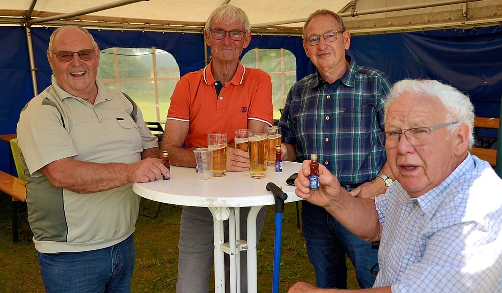 „Ich bin Dieter und ich bin der Älteste hier“, lacht Dieter Otte (r.) beim Anstoßen mit seinen Freunden (v.l.n.r.) Helmuth Körthge, Dieter Banse und Günther Täger.